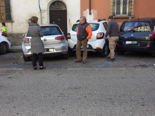 Le tre auto danneggiate dal pirata della strada