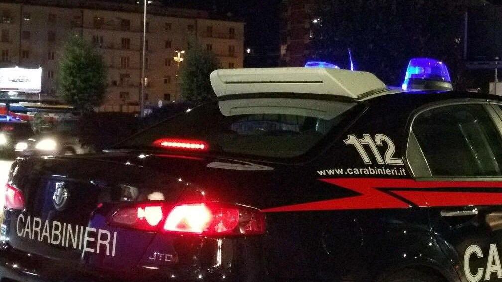 Spara un colpo di pistola contro una panchina vicino al campo sportivo