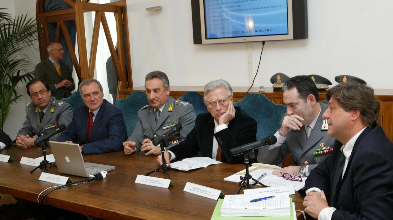 La conferenza stampa del 2008. A sinistra l'allora procuratore nazionale antimafia Pietro Grasso