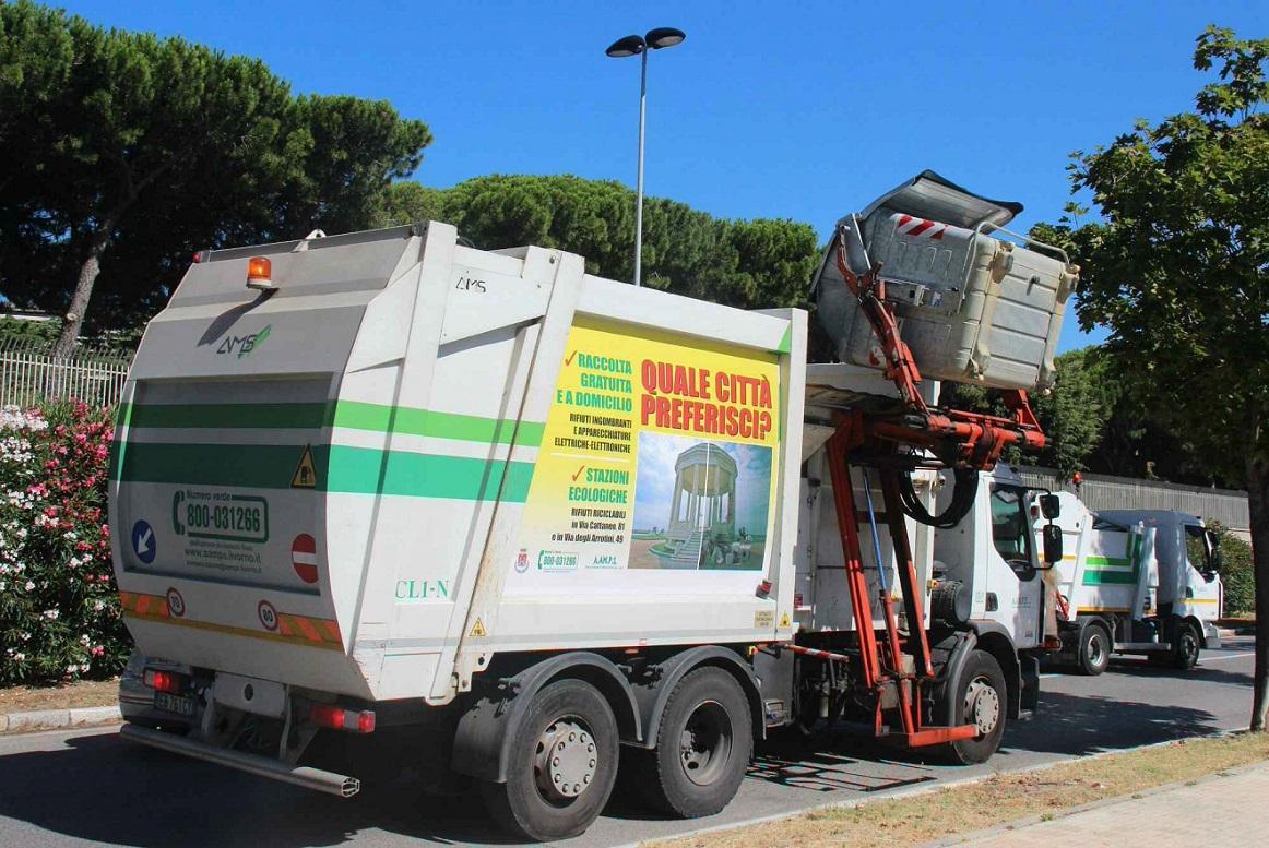 Un camion Aamps al lavoro con lo svuotamento dei cassonetti dei rifiuti