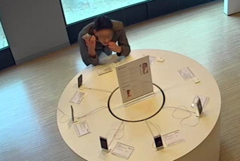 Furto a colpi di morsi, addenta il cavo dell’iPhone 