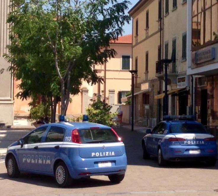 Auto della polizia nel centro cittadino