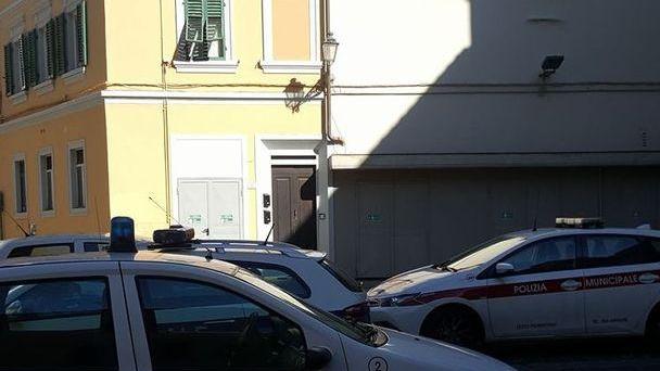 Vigili in sosta vietata, una figuraccia