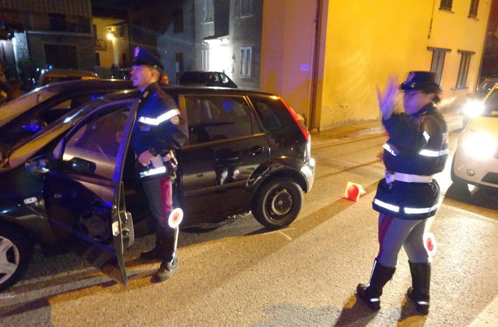 Fuggono alla polizia, inseguiti e arrestati 