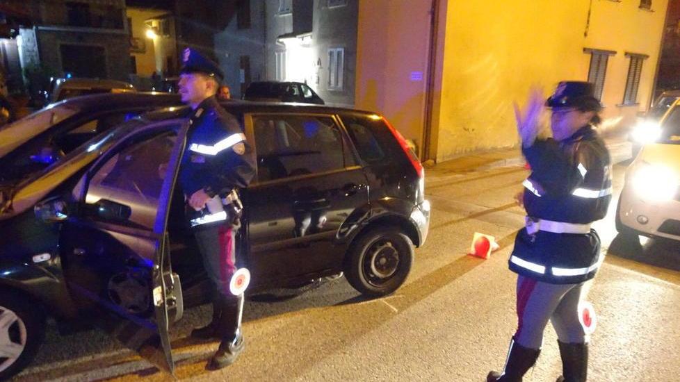 Fuggono alla polizia, inseguiti e arrestati