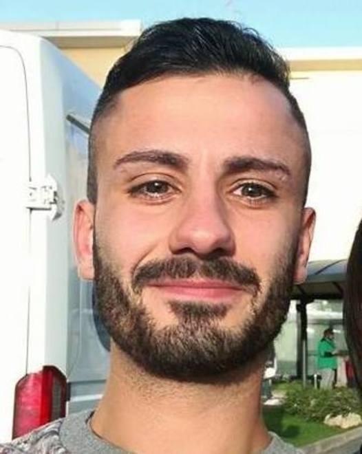 Paracadutista di 27 anni trovato morto nel letto