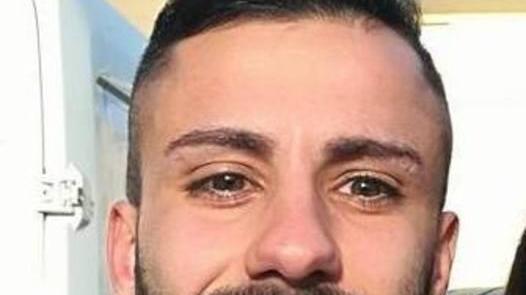 Paracadutista di 27 anni trovato morto nel letto