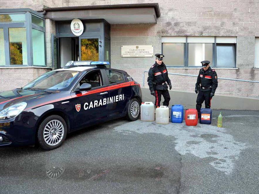 Rubano gasolio da auto in sosta: denunciati 
