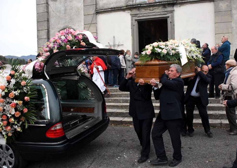 In centinaia per salutare Alice Il figlio: «Affetto smisurato»