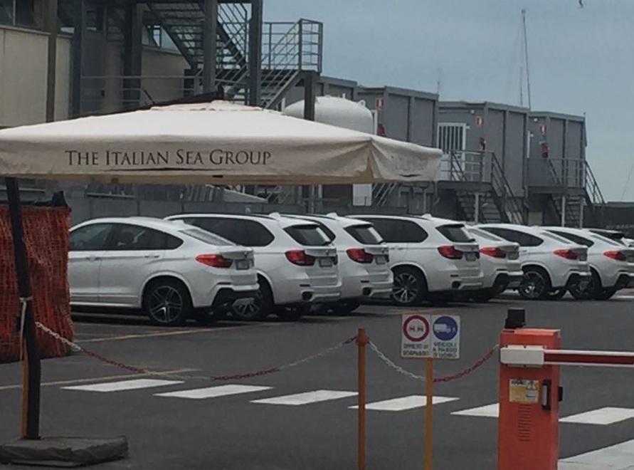 «Vendete le 26 auto e riassumete tutti gli operai»
