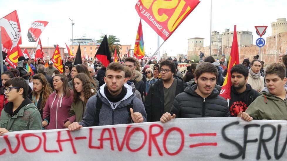 Oltre 500 persone al corteo cittadino