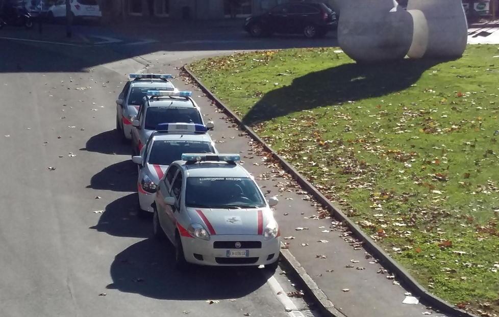 Fila di auto dei vigili in divieto di sosta