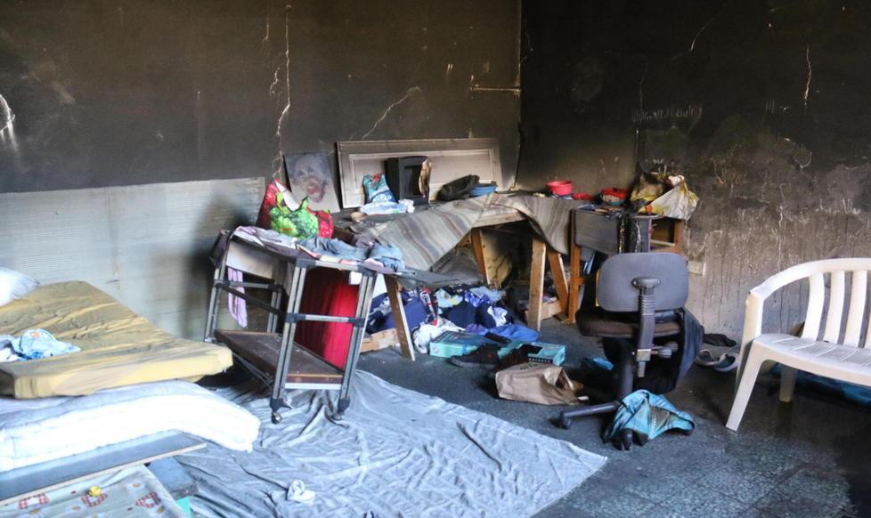 Capannone a fuoco in via delle Cateratte: senzatetto intossicato