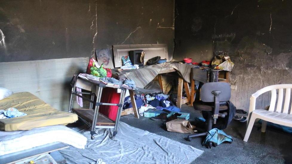 Capannone a fuoco in via delle Cateratte: senzatetto intossicato