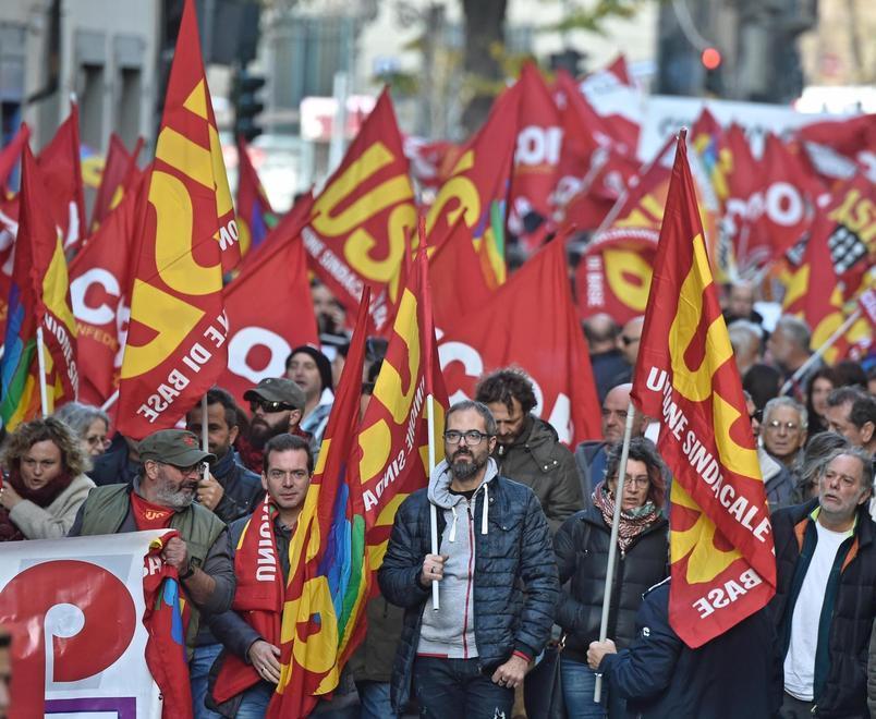 Sciopero trasporti: 40 voli a terra e cortei di protesta