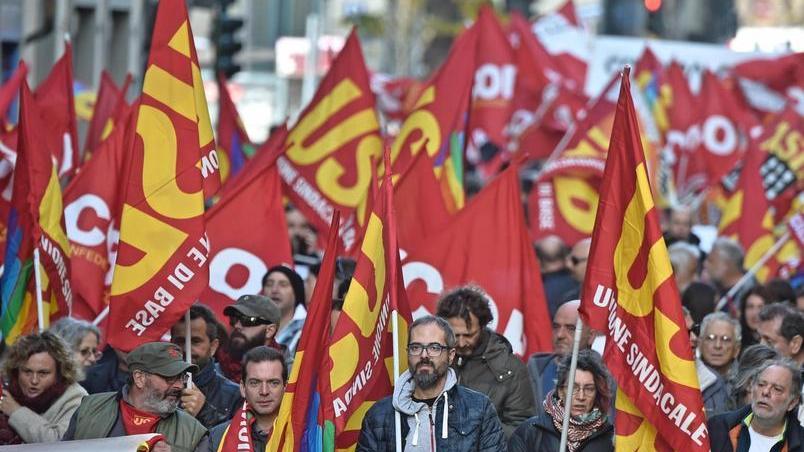 Sciopero trasporti: 40 voli a terra e cortei di protesta