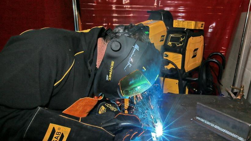 Modena: Il saldatore 4.0? Guida i robot e lavora con acciai speciali