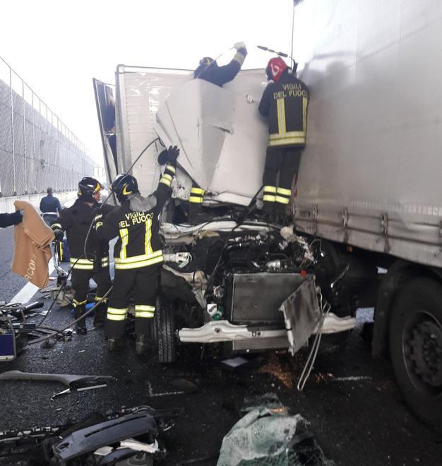 Tamponamento fra Tir e un furgone in A1 Grave un 63enne soccorso con l’elicottero