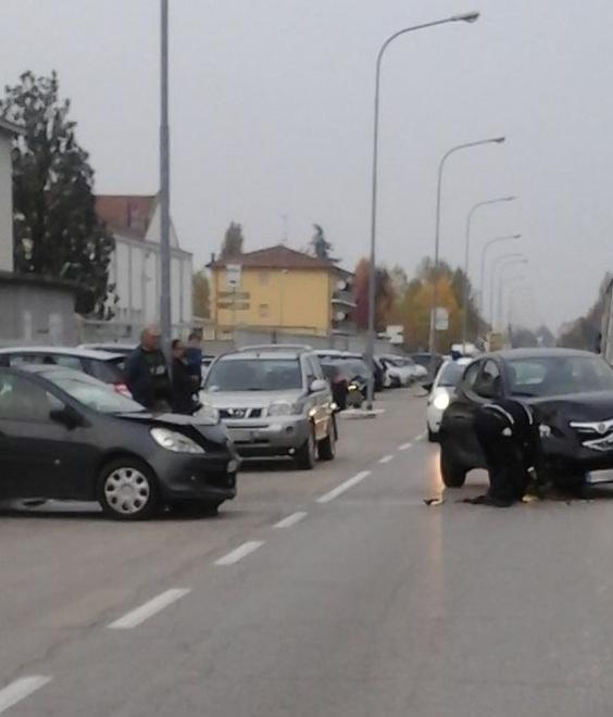 Scontro tra auto, pensionato trasportato al pronto soccorso