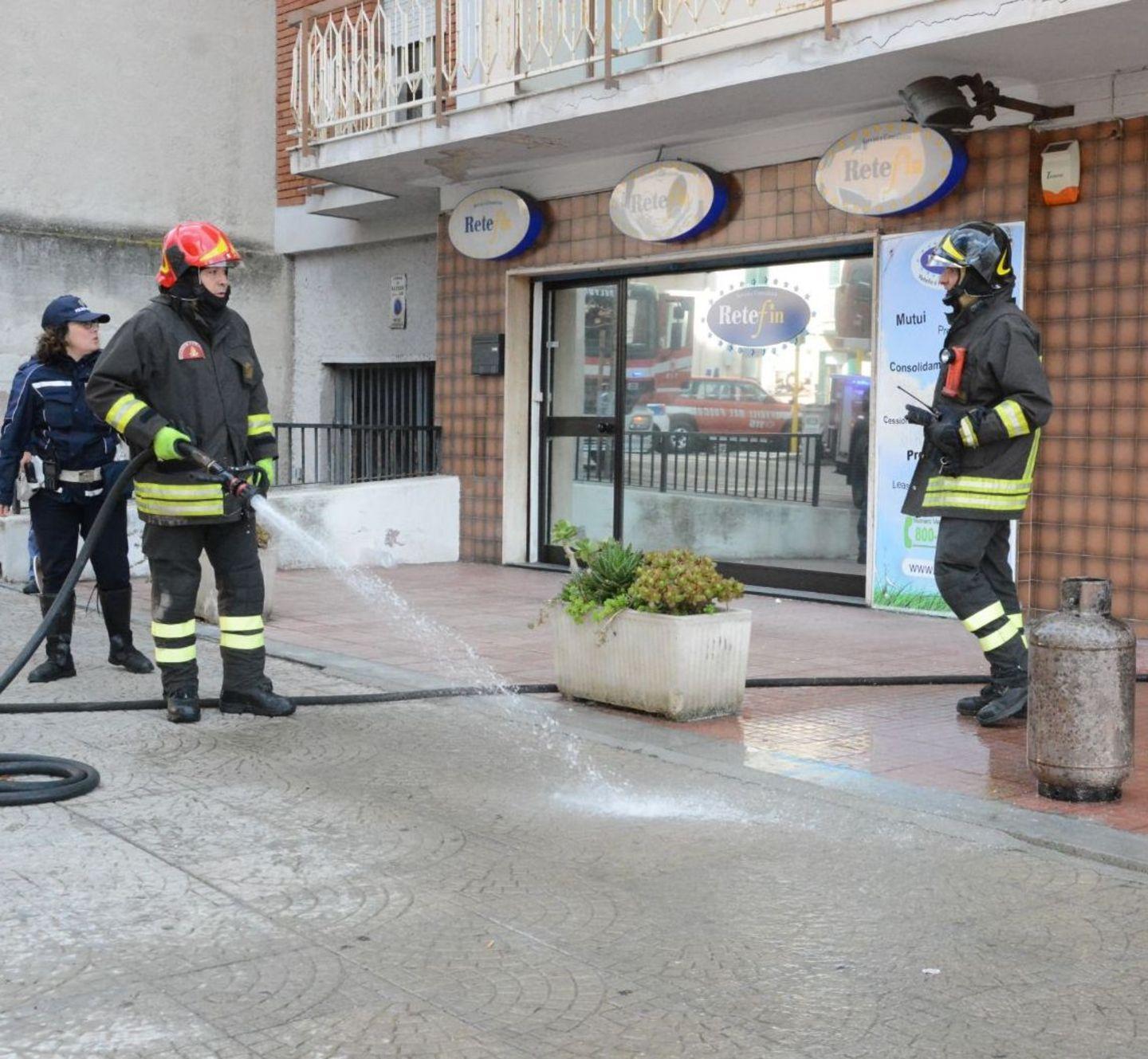 Esplode la caldaia, appartamento a fuoco 