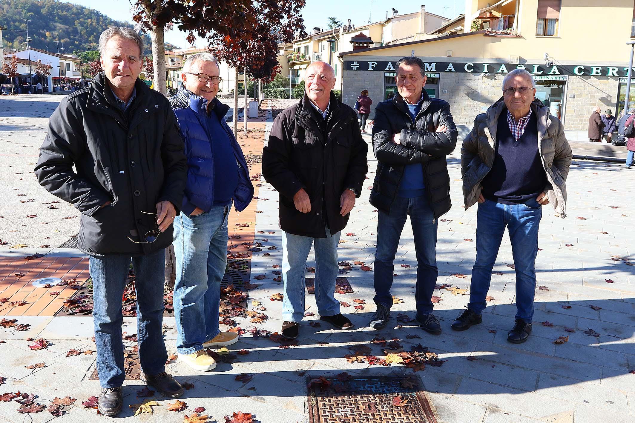 Alcuni amici di mister Semplici nella piazza di Tavarnuzze