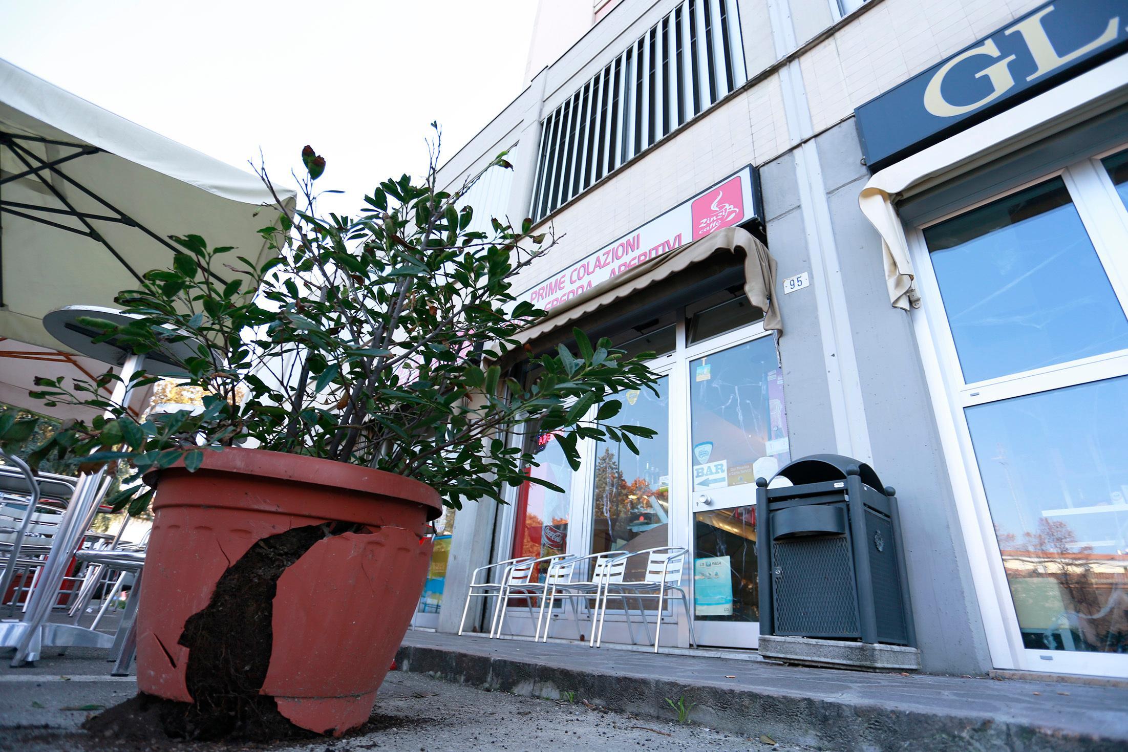 Modena, spaccata con tombino per 200 euro
