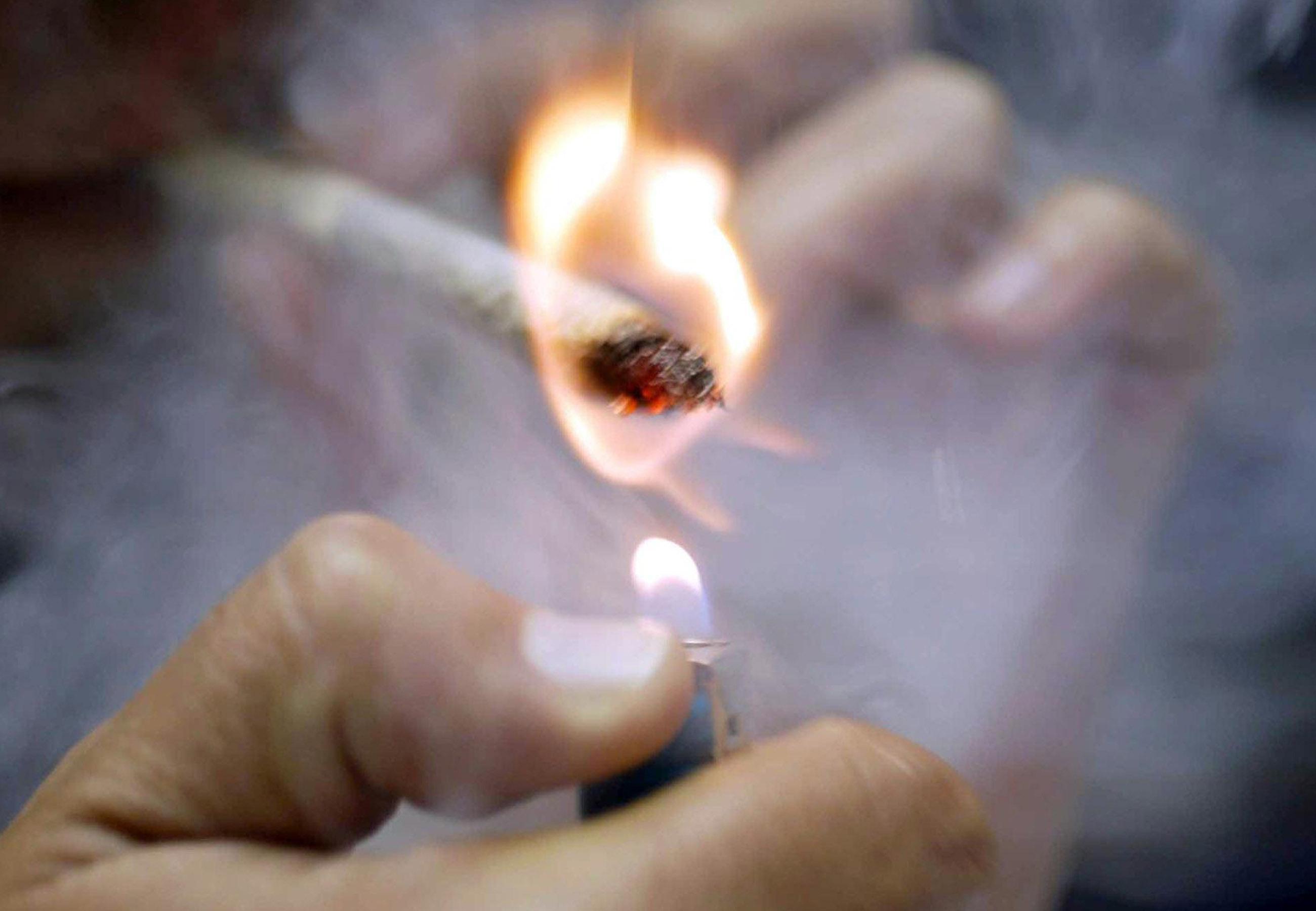 Guida mentre fuma uno spinello, 32enne bloccata dai carabinieri