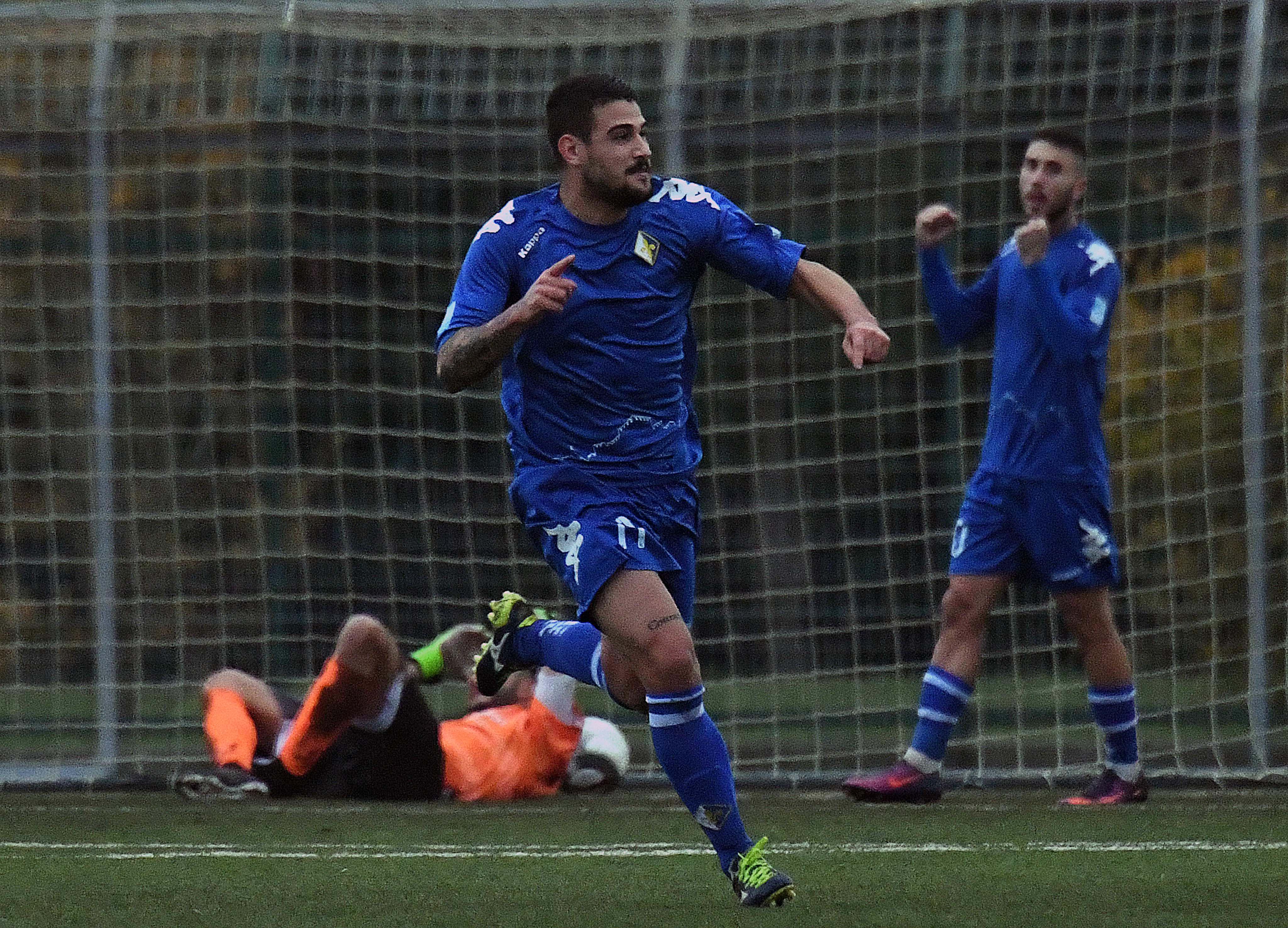 L'esultanza di Liurni, autore del definitivo 2-2 (foto Silvi)