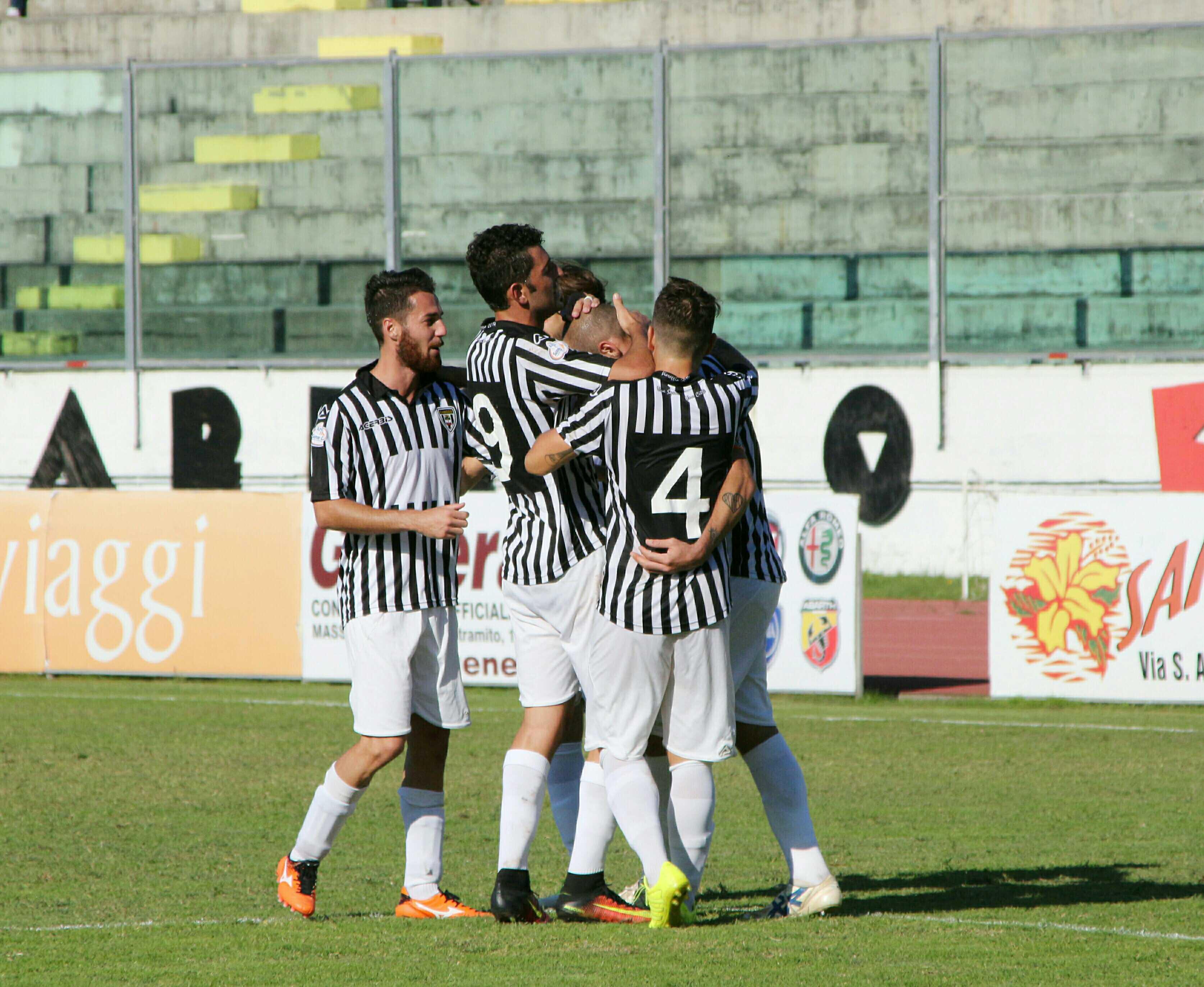 L'esultanza dei giocatori del Viareggio dopo un gol (foto d'archivio)