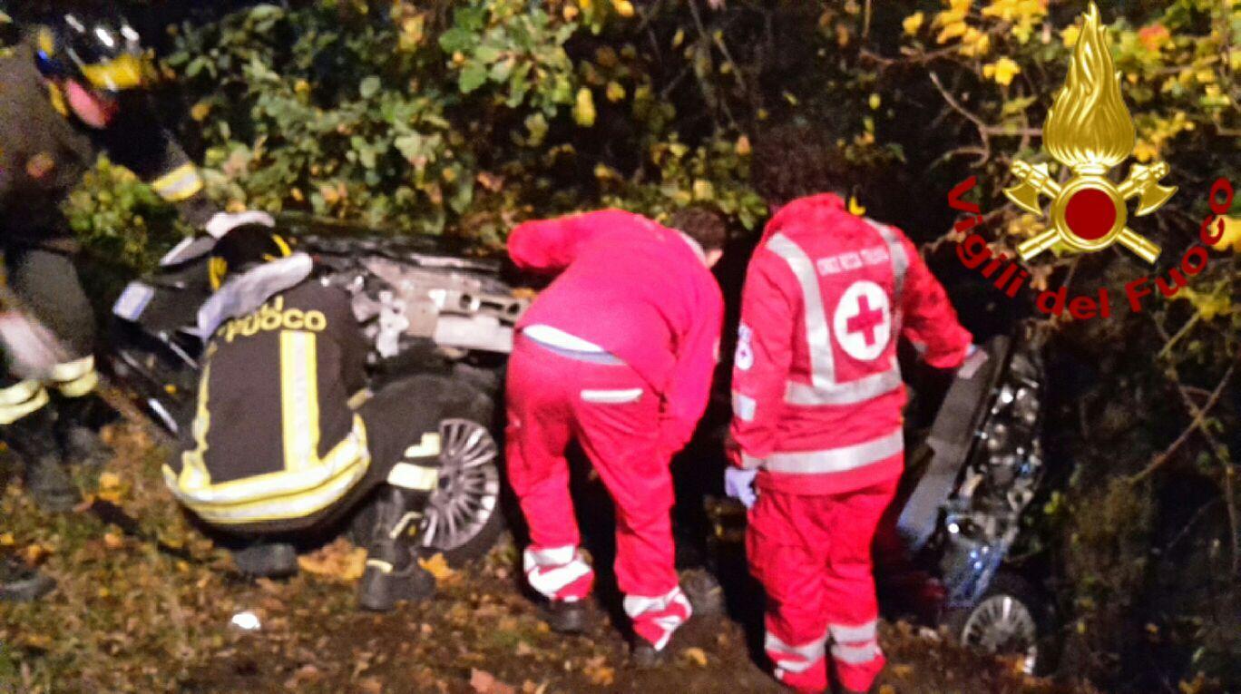 Incidente frontale, due amiche 21enni salve per miracolo 