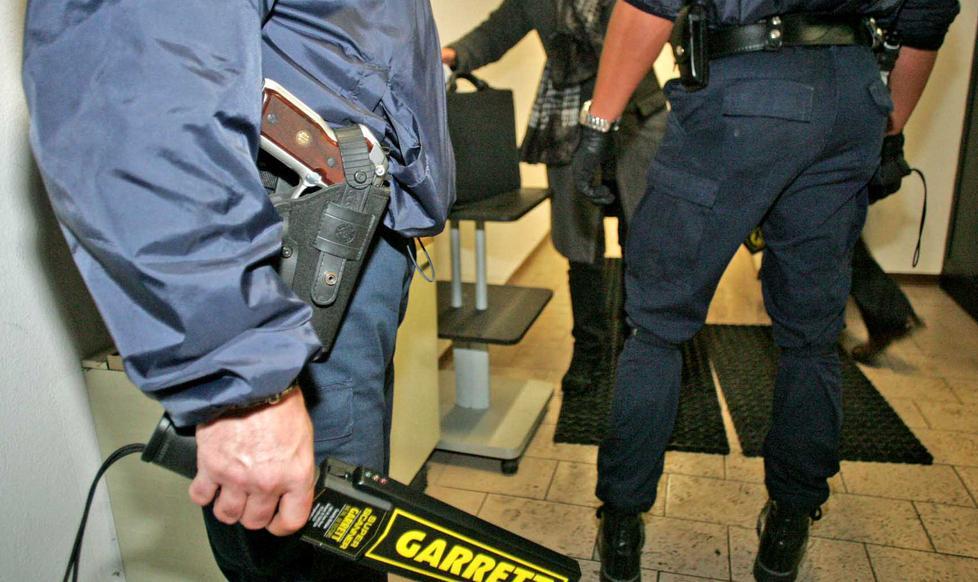 In tribunale con il coltello, denunciato