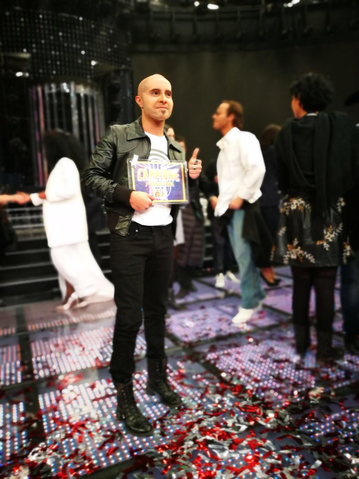 Marco Carta truccato da Giuliano Sangiorgi dei Negramaro ha vinto Tale e Quale Show 7