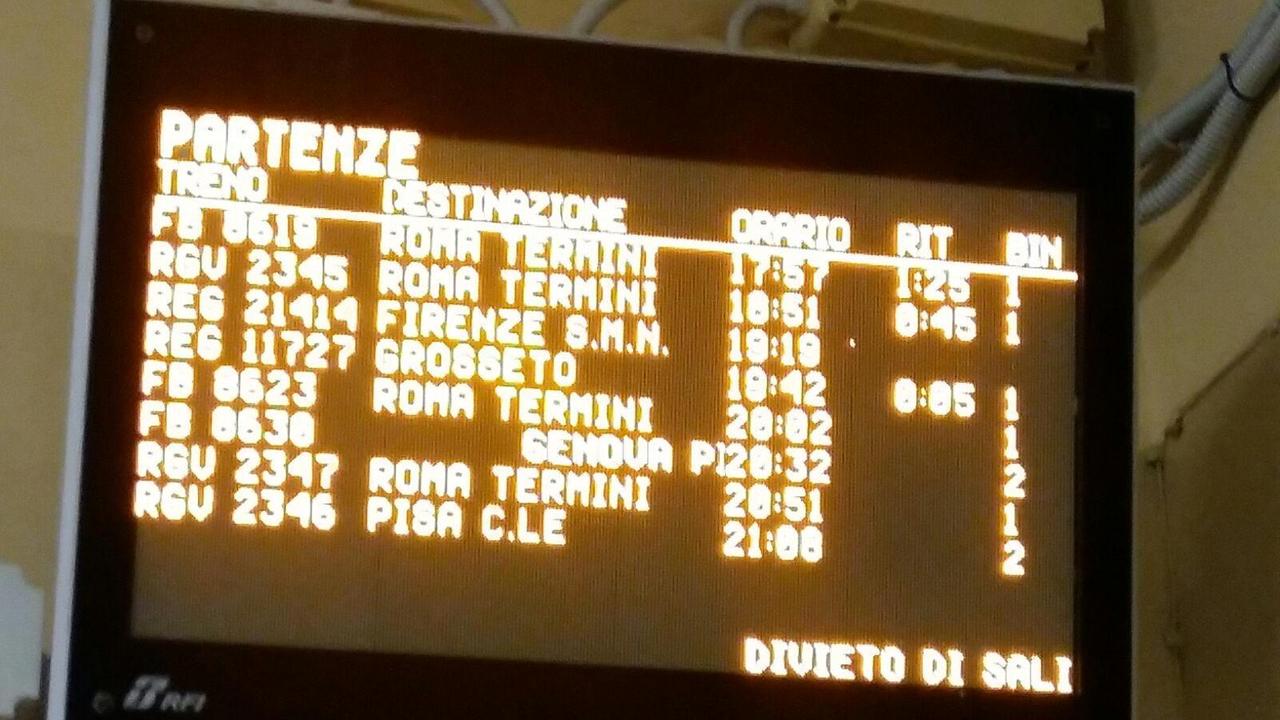 I ritardi segnalati nel tabellone della stazione di Campiglia