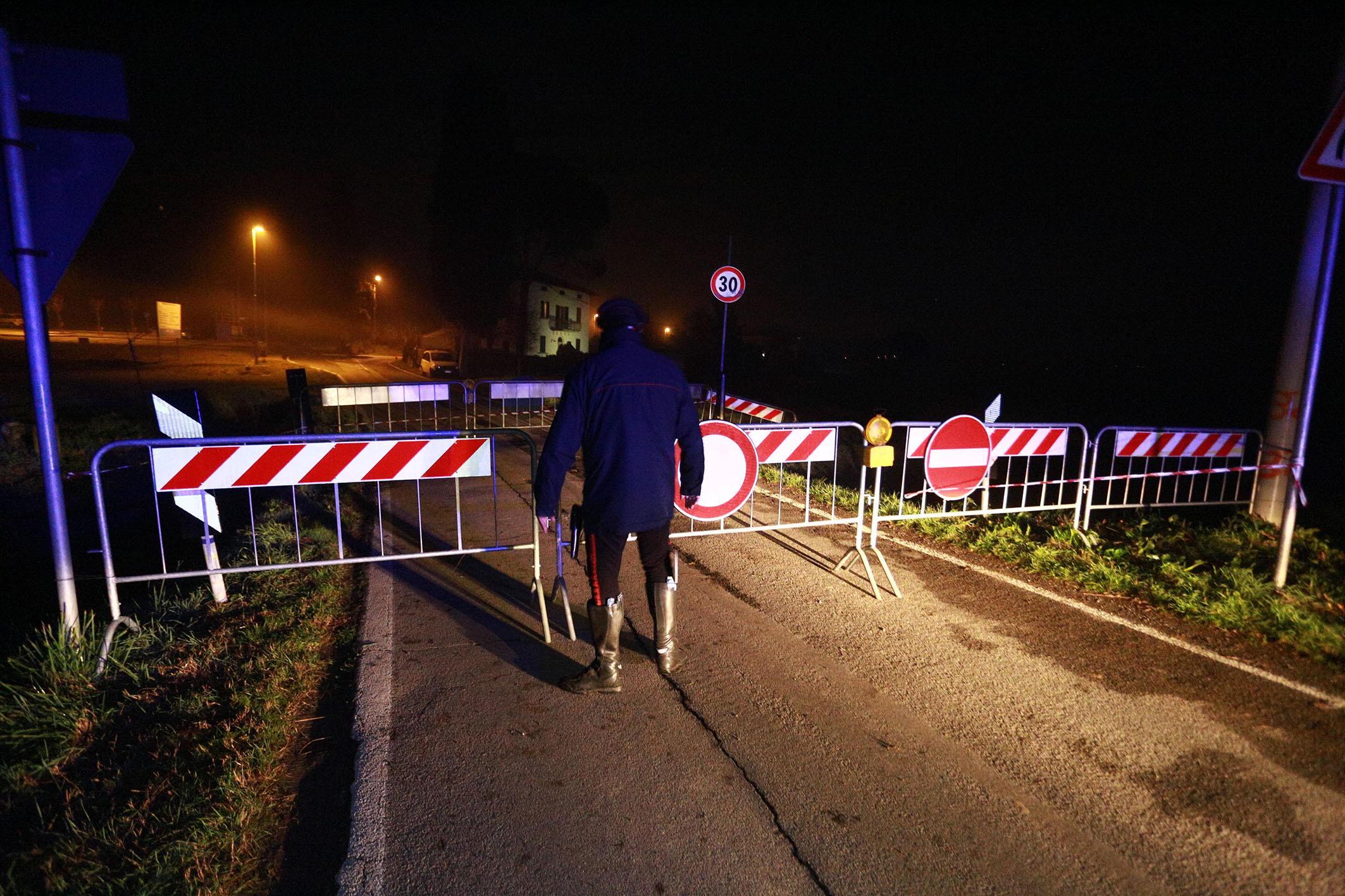Il ponte chiuso subito dopo il cedimento (foto d'archivio)
