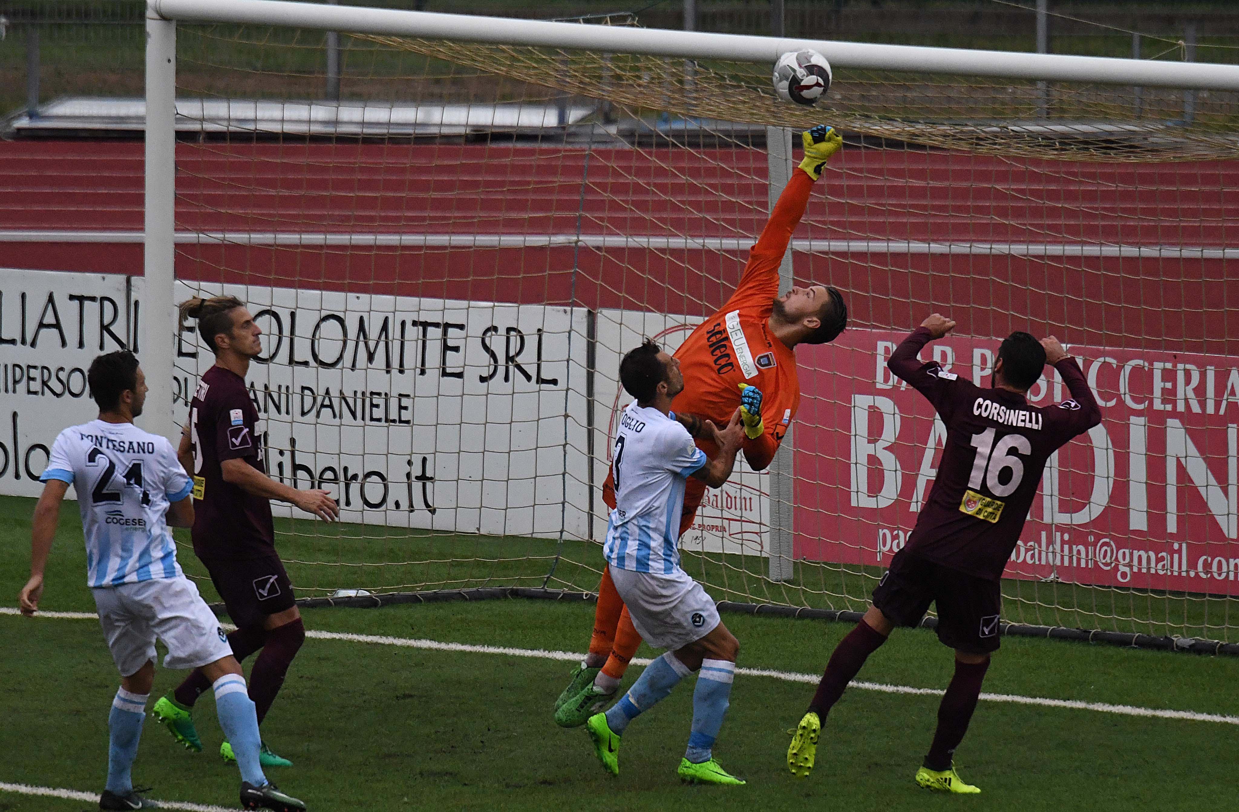 Una parata del portiere del Pontedera, Nikita Contini (Foto Franco Silvi)