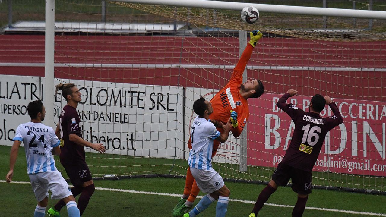 Una parata del portiere del Pontedera, Nikita Contini (Foto Franco Silvi)