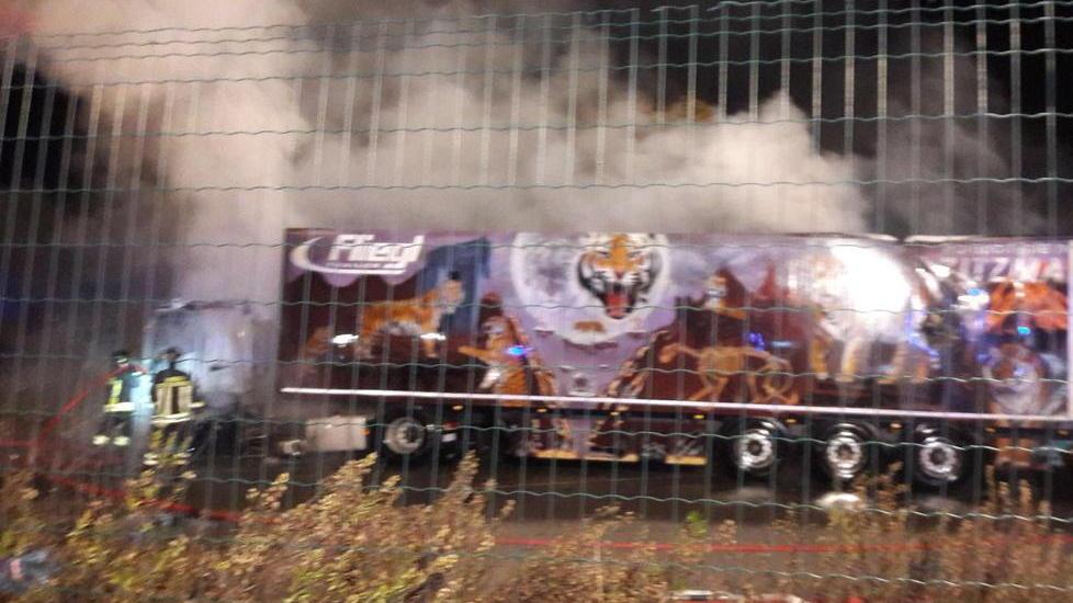Tre bottiglie molotov contro l’autoarticolato