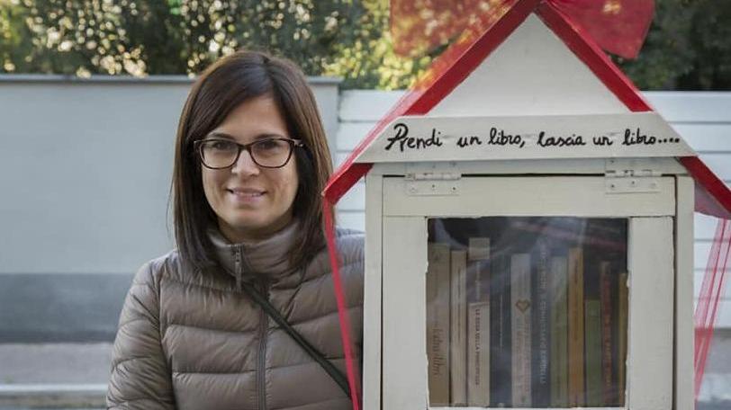 Apre piccola libreria sulla strada