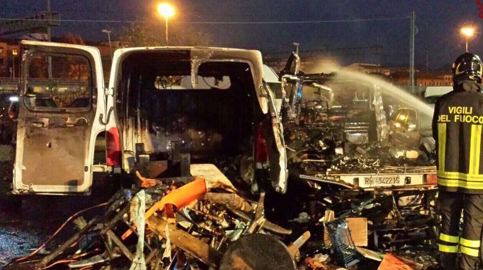 Incendio distrugge tre veicoli