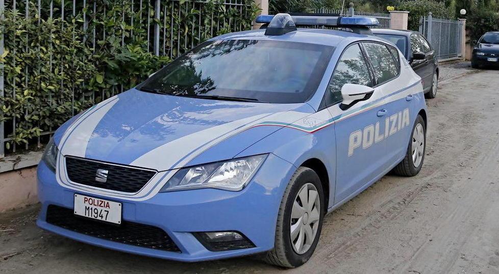 Minacce col coltello e telecamera nella tv per spiare l’ex moglie 