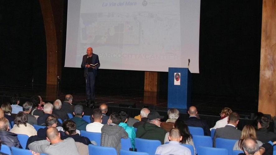 L'assemblea di Torre del Lago sull'asse di penetrazione (foto Ciurca/Paglianti)