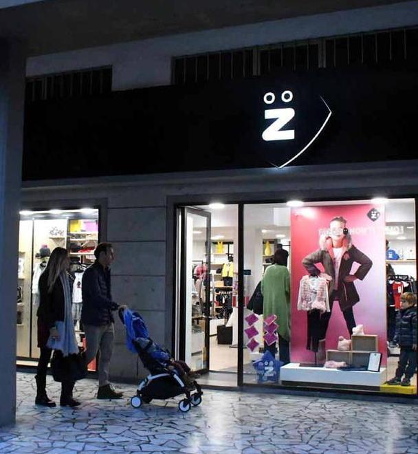 A Marina si è riaccesa una vetrina 