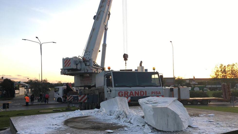 Oleandra danneggiata dopo un cedimento della base di marmo