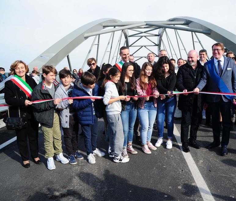 Gli scolari aprono il ponte e il Comune vende i rottami