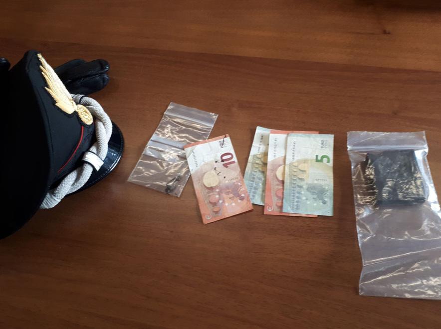 Preso uno spacciatore mentre vende dosi di hascisc