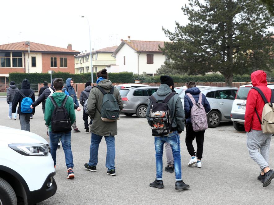 Con la droga davanti alla scuola 