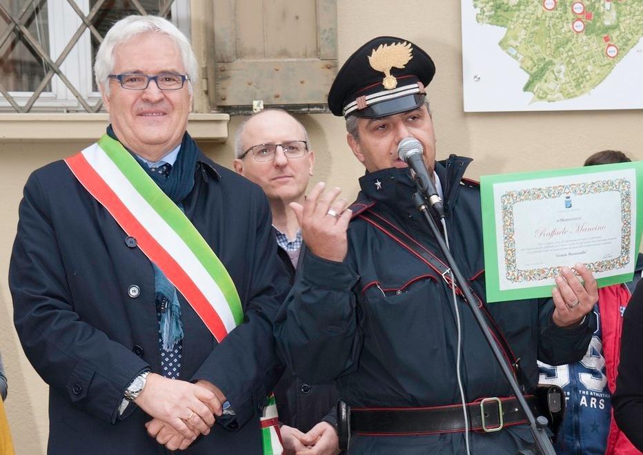 Omaggio al maresciallo, che lascia il paese dopo 26 anni 