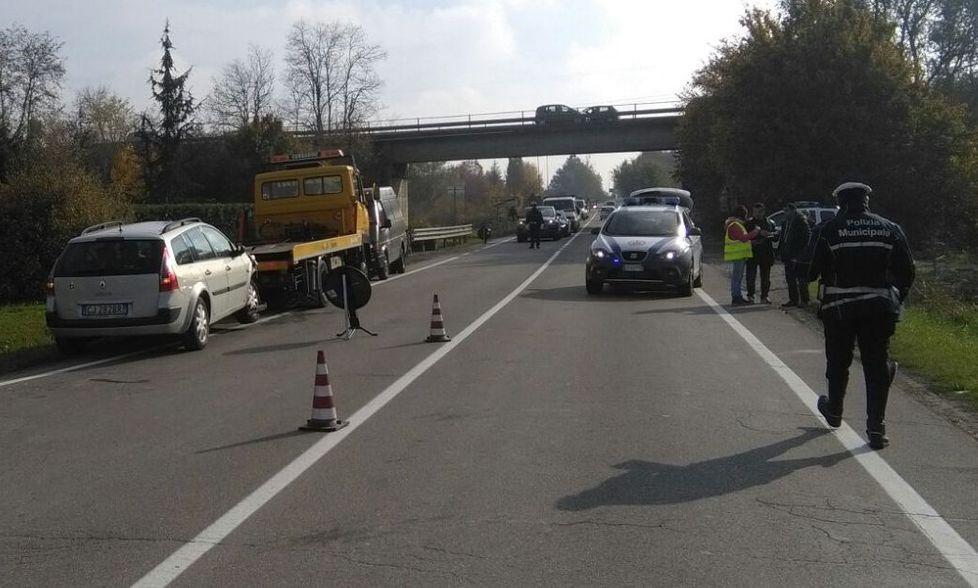 Auto cappottata dopo uno schianto
