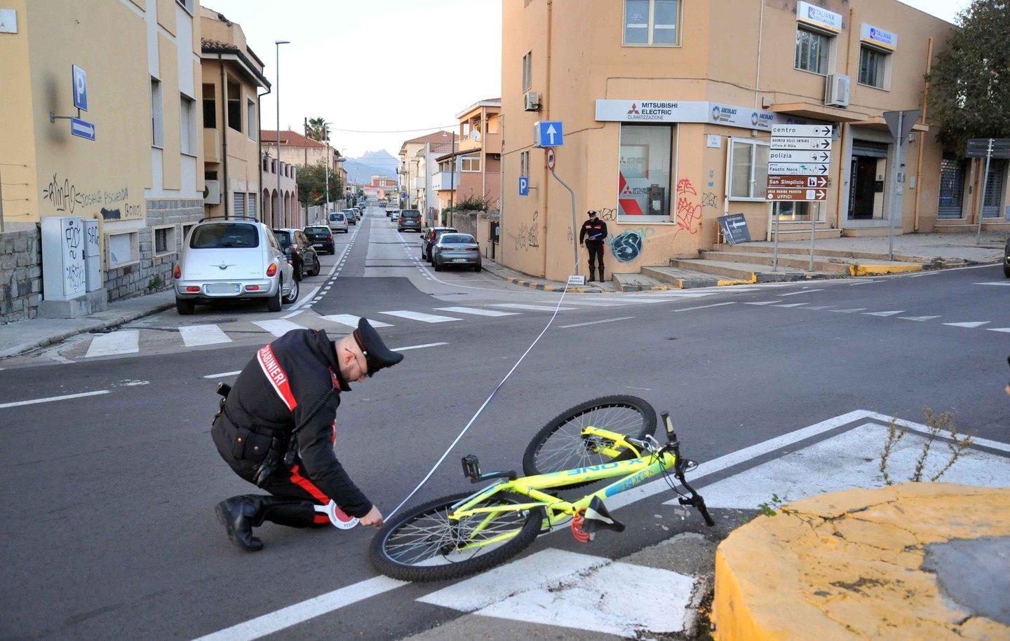 Auto travolge bici alla rotatoria 