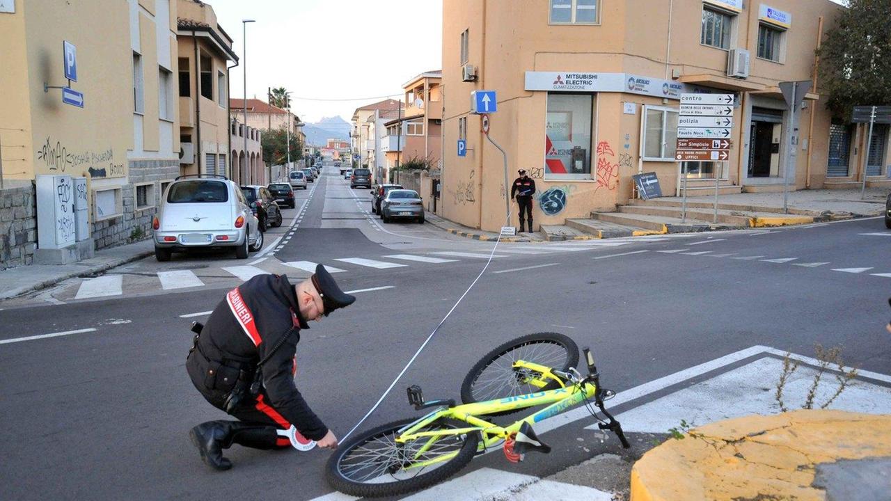 Auto travolge bici alla rotatoria